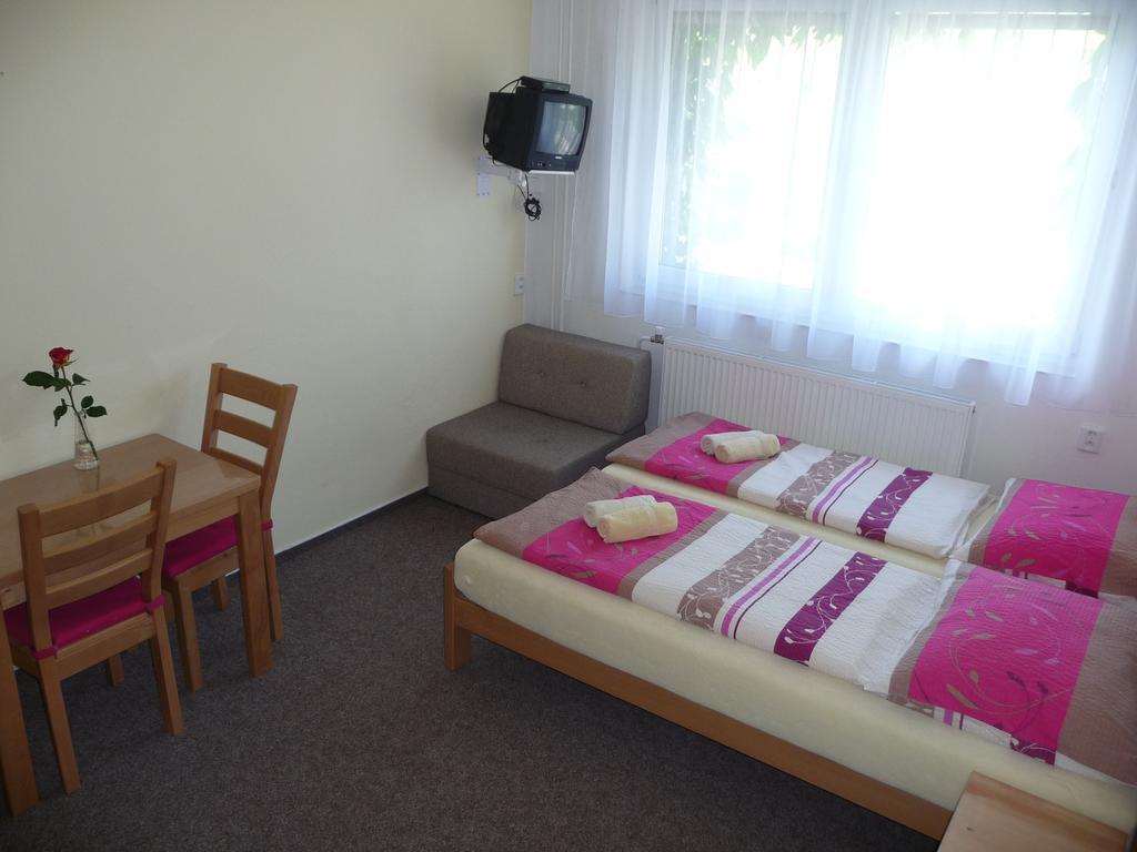 Pension Crhan Mikulov Zimmer foto